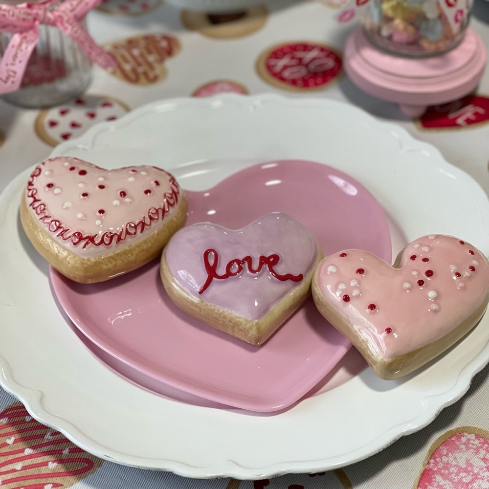 Cupcakes and cashmere ceramic donuts, cookies